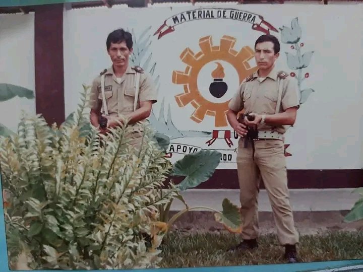 Soldado en entrenamiento de infantería con uniforme militar y equipo táctico en campo abierto