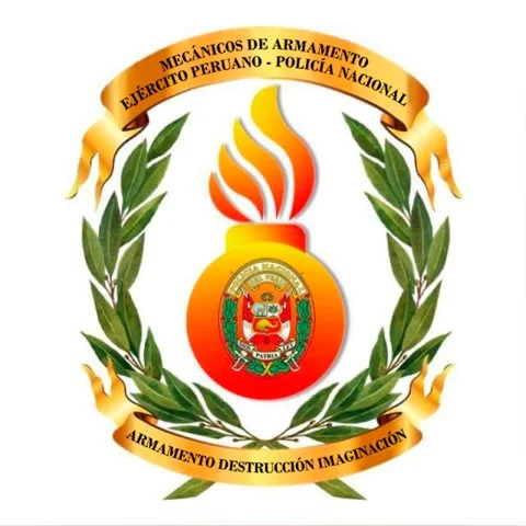 Soldado en entrenamiento de infantería con uniforme militar y equipo táctico en campo abierto