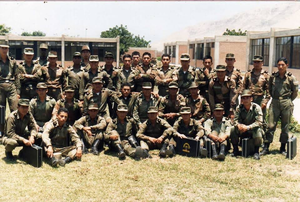 Soldado en entrenamiento de infantería con uniforme militar y equipo táctico en campo abierto