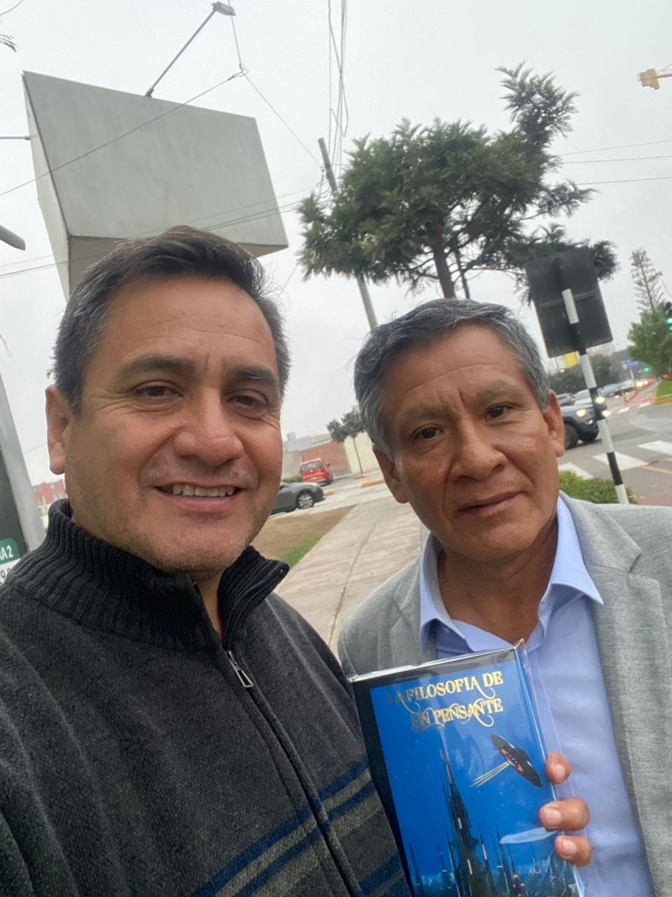 Foto de Escribio 2 libros Mario Clemente Cardenas